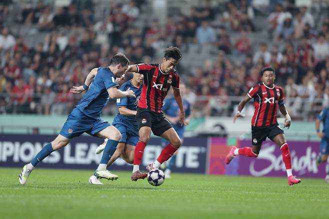 서울 천성훈이 30일 서울월드컵경기장에서 열린 부리람과 ACLE 동아시아권역 리그스테이지 2차전 홈경기서 드리블을 하고 있다. 사진제공|한국프로축구연맹