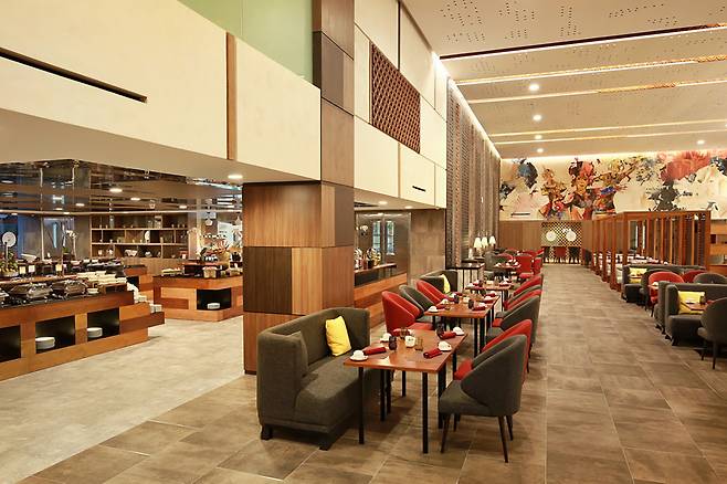 저녁 식사로 세트 메뉴를 제공하는 레스토랑. 사진제공|팜투어