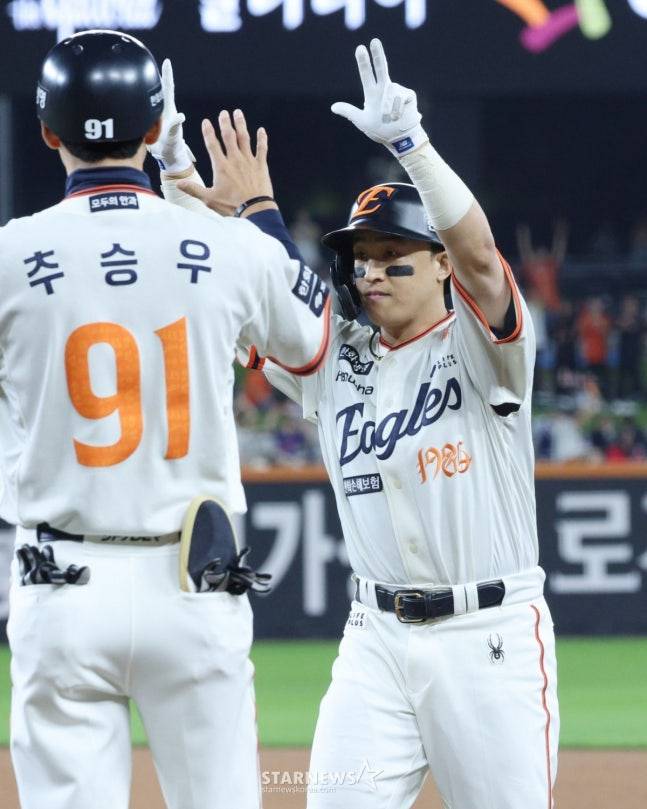 2025 신한 SOL Bank KBO리그 한화 이글스 대 LG 트윈스 경기가 29일 대전한화생명 볼파크에서 열렸다. 한화 손아섭이 6회말 2사 만루에서 2타점 적시타를 날리고 출루한 후 세리머니를 하고 있다. /사진=김진경 대기자