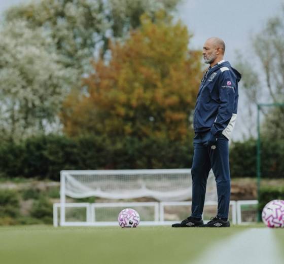 훈련을 지휘하는 누누 산투 감독의 모습. /사진=웨스트햄 공식 SNS 갈무리