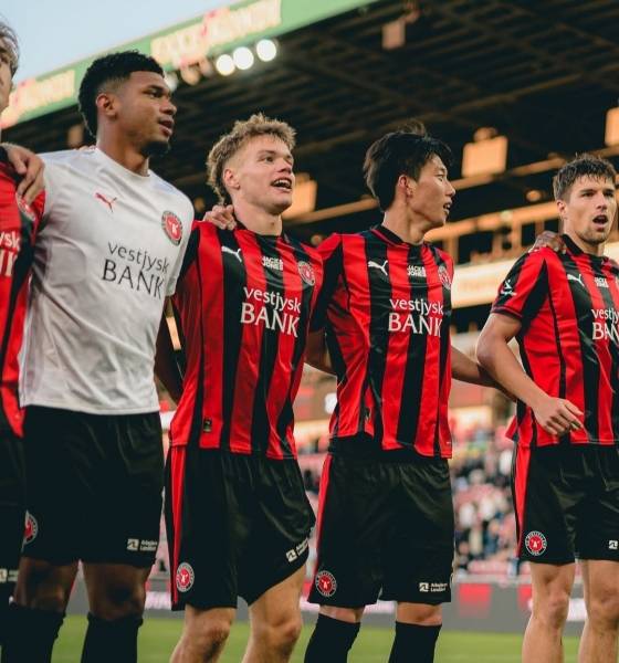 이한범(오른쪽에서 두 번째)이 미트윌란의 승리 세리머니를 함께하고 있다. /사진=미트윌란 공식 사회관계망서비스(SNS)