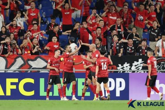 17일 울산 문수축구경기장에서 열린 2025~2026 아시아축구연맹(AFC) 챔피언스리그 엘리트(ACLE) 리그 스테이지 1차전 울산 HD전에서 선제골 이후 기뻐하고 있는 청두 룽청 선수들. /사진=한국프로축구연맹 제공