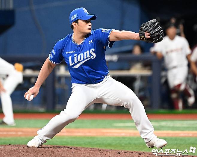 29일 오후 서울 구로구 고척스카이돔에서 열린 '2024 신한 SOL Bank KBO리그' 삼성 라이온즈와 키움 히어로즈의 경기, 6회말 2사 1,2루 삼성 오승환이 공을 힘차게 던지고 있다. 엑스포츠뉴스 DB