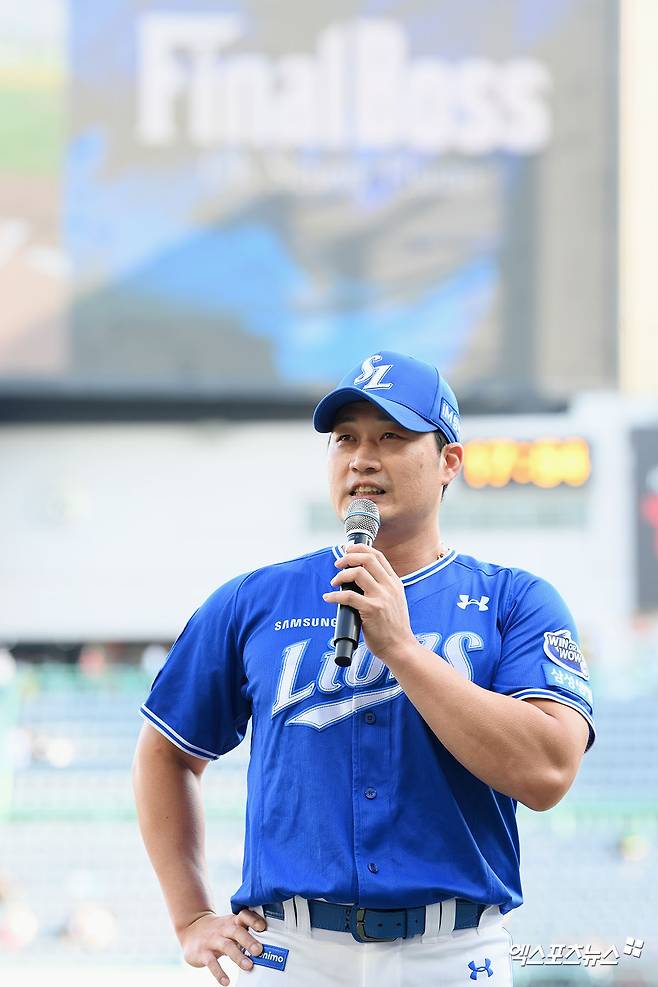 7일 오후 인천SSG랜더스필드에서 열린 '2025 신한 SOL Bank KBO리그' 삼성 라이온즈와 SSG 랜더스의 경기, 삼성이 선발 후라도의 호투에 힘입어 SSG를 상대로 6:1 승리를 거뒀다. 이날 승리로 삼성은 주중 3연전 2승1패 위닝시리즈로 마무리했다. 경기 전 진행된 오승환 은퇴 기념 행사에서 인사를 전하고 있다. 엑스포츠뉴스 DB