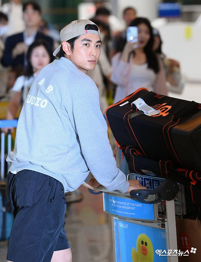  (엑스포츠뉴스 인천공항, 김지수 기자) 미국 메이저리그 샌프란시스코 자이언츠의 이정후가 빅리그 풀타임 시즌을 마치고 귀국했다. 100% 만족할 수는 없지만 얻은 게 많은 한 해였다고 돌아봤다. 이정후는 30일 인천국제공항 제2터미널을 통해 귀국하는 자리에서 "시간이 빠르다는 걸 느낀다. 작년에는 한국에 오고 싶다는 생각이 들기도 했는데, 올해는 그런 게 전혀 없었다. 앞으로 잘 쉬고 내년 준비를 잘 하려고 한다"고 말했다. 이정후는 2023시즌 종료 후 포스팅 시스템을 통해 KBO리그 키움 히어로즈를 떠나 빅리그에 입성했다. 샌프란시스코와 계약기간 6년, 총액 1억 1300만 달러(약 1665억원)라는 역대 아시아 타자 포스팅 최고 대우를 받고 화려하게 태평양을 건너갔다. 하지만 이정후의 메이저리그 연착륙은 부상에 가로 막혔다. 2024시즌 개막 직후인 지난해 5월 외야 수비 중 펜스에 충돌, 어깨 부상을 당했다. 결국 수술대에 오르면서 페넌트레이스를 조기 마감했다. 성적도 0.262(145타수 38안타) 2홈런 8타점으로 아쉬움이 남았다. 이정후는 다행히 수술 후 재활, 회복이 순조롭게 이뤄졌다. 메이저리그 데뷔 2년차를 맞은 2025시즌 샌프란시스코가 치른 162경기 중 150경기에 출전, 풀타임을 소화했다. 타율 0.266(560타수 149안타) 8홈런 55타점 10도루의 성적표를 받았다. 장타율과 출루율을 합친 OPS는 0.734를 기록했다. 이정후는 타율의 경우 규정타석을 채운 샌프란시스코 팀 내 타자 중 1위, 3루타 12개로 내셔널리그 전체 3위에 이름을 올렸다. 뛰어나지는 않지만 마냥 나빴다고 보기는 어려운 성적이었다. 이정후는 다만 2025시즌 초반 페이스가 워낙 좋았기 때문에 최종 성적에 대한 아쉬움이 있을 수밖에 없다. 4월까지 30경기 타율 0.319(116타수 37안타) 3홈런 18타점 3도루 OPS 0.901로 펄펄 날았지만 5월부터 조금씩 타격감이 떨어졌다. 특히 6월 25경기 월간 타율 0.143(84타수 12안타)에 그쳤던 까닭에 시즌 전체 타율이 크게 떨어졌다. 이정후는 대신 조금씩 반등에 성공했다. 7월 월간 타율 0.278(79타수 22안타)로 반등한 뒤 8월 월간 타율 0.300(100타수 30안타), 9월 월간 타율 0.315(73타수 31안타)로 제 기량을 되찾았다. 지난 29일 콜로라도 로키스와의 2025시즌 마지막 경기에서는 3안타를 때려내며 유종의 미를 거뒀다. 6월 부진을 제외한 성적을 계산하면 2025시즌 타율은 0.288(476타수 137안타)로 급상승한다. 이정후 개인으로서는 향후 2025시즌 6월 겪었던 최악의 슬럼프를 내년에는 반복하지 않는 게 큰 숙제다. 일단 풀타임 시즌을 부상 없이 잘 마친 만큼 또 한 번의 성장을 다짐 중이다. 이정후는 "올해처럼 야구를 하면서 업다운이 심했던 시즌이 있었나라는 생각이 든다. 경험해 보지 못한 그런 감정들도 느꼈다"며 "거기서 무너지지 않고 조금이라도 치고 올라가는 모습을 보여준 건 다행이다. 앞으로 얼마나 더 오래 야구를 할지 모르겠지만 내 야구 인생에서 중요한 한 해가 되지 않을까 싶다"고 돌아봤다. 또 "타격 사이클이 떨어졌을 때는 '이러다 정말 타율이 1할까지 떨어지는 거 아니야?'라는 생각도 들었다. 타석에서 투수랑 싸워야 되는데 심리적으로 쫓긴 부분도 있다. 한 타석 못 치면 다음에 치면 된다고 생각해 왔는데 (6월에는 안 좋은 결과가) 크게 다가왔다"며 "구단에서 선수들을 비롯해 도움을 주는 사람이 많았는데 감사하다는 말을 전하고 싶다. 이대로 끝내고 싶지 않아 훈련도 시즌 중 많이 했는데 그 중에 하나는 얻어걸리지 않았나 생각한다"고 설명했다. 이정후는 대신 건강하게 풀타임 시즌을 치른 부분에는 큰 의미를 부여했다. 메이저리그 데뷔 첫해였던 2024시즌 부상으로 5월에 페넌트레이스를 조기 마감했기에 올해 보낸 1년이 더 소중하게 느껴진다는 입장이다. 이정후는 빅리그 3년차를 맞이한 내년에는 2025시즌 경험을 바탕으로 한 단계 더 도약을 다짐했다. 개인 성적 역시 전체적으로 더 향상시킬 필요가 있다고 보고 있다. 이정후는 "시즌 시작 전 구단과 얘기했던 게 페넌트레이스 150경기 출전이었다. 이걸 잘 소화했던 건 좋게 생각하고 있다"며 "기록적으로는 모르겠다. 조금씩 다 보완이 필요하다. 기록적으로 만족하는 건 없는 것 같고, 안 아프고 150경기를 뛴 정도만 만족스럽다"고 강조했다. 이어 "처음에는 잘 시작했는데 시작이 좋았던 만큼 좋게 끝낸 것 같진 않다. 한창 좋았을 때 모습을 1년 내내 보여주는 게 내 목표가 될 것 같다. 비시즌 열심히 잘 준비해서 잘 해보겠다"고 각오를 밝혔다. 이정후는 2025시즌 가장 어려움을 겪었던 부분 기술적인 것보다 멘탈을 꼽았다. 지난 2017년 KBO리그에서 데뷔, 프로 커리어를 시작한 뒤 처음으로 느낀 감정들이 많았다고 돌아봤다. 이정후는 "기술도 기술이지만 심리적인 부분 같은 경우 내가 어디서 배워본 적이 없다"며 "기술이 부족한 부분은 전문가에게 가서 배울 수라도 있지만, 심리적인 건 경험해 보지 않으면 모른다. 올해 경험한 게 앞으로 내가 야구를 하는 데 있어 좋은 자양분이 될 것 같다. 너무 안 좋게만 생각하는 게 아니라 이것을 발판 삼아서 더 좋은 선수가 돼야겠다는 생각도 많이 했다"고 했다. 사진=엑스포츠뉴스 인천 공항, 고아라 기자 