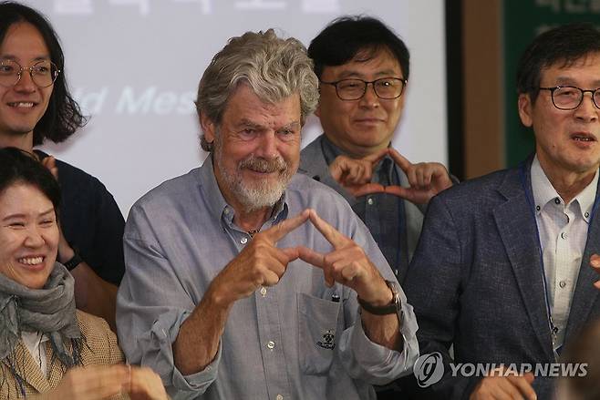 세계적 산악인 '라인홀트 메스너' (울산=연합뉴스) 장영은 기자 = 주말 휴일인 27일 울산 울주군에서 열리는 국내 유일 국제산악영화제인 제10회 울산울주세계산악영화제가 개막 이틀째를 맞은 가운데 영화제를 위해 한국 울산을 방문한 세계적인 산악인 라인홀트 메스너가 '글로컬 알피니즘 포럼:라인홀트 메스너와 한국의 등반가들' 행사장을 찾았다. 2025.9.27 young@yna.co.kr