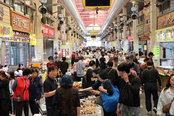 ▲ 추석을 닷새 앞둔 1일 오후 청주시 육거리종합시장을 찾은 시민들이 제수용품 등을 구입하고 있다. 이날 육거리시장은 시민들로 북적여 활기를 었다. 한편 한국물가협회가 올해 추석 차례상 비용을 최근 조사한 결과 전통시장 기준 전국 평균 가격은 28만 4010원으로 집계됐다. 전통시장 차례상 비용은 대형마트 전국 평균 37만 3540원보다 24%(8만 9530원) 적었다. 사진=송휘헌 기자