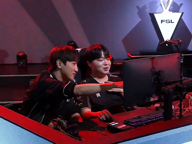 배재성에 승리하고 김관형 코치와 경기를 돌아보는 '류크' 윤창근(출처=대회 실황 캡처).