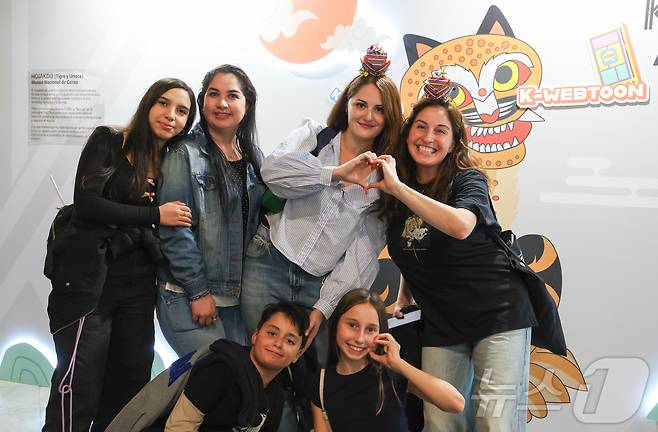 28일(현지시간) 스페인 마드리드 아르테스 예술센터에서 열린 ‘2025 스페인 K-박람회’ 를 찾은 관람객들이 호작도 앞에서 기념 촬영을 하고 있다. (사진가 우채연 제공, 재판매 및 DB금지) 2025.9.29/뉴스1 ⓒ News1 이준성 기자