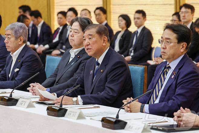 왼쪽부터 이와야 다케시 일본 외무상, 하야시 요시마사 일본 관방장관, 이시바 시게루 일본 총리, 아카자와 료세이 일본 경제재생상. 이들은 25일 총리 관저에서 열린 미국 관세 대응 회의를 했다. 2025.7.25 ⓒ AFP=뉴스1 ⓒ News1 강민경 기자