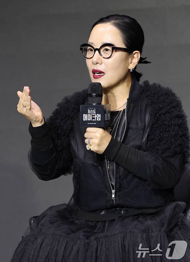 메이크업 아티스트 정샘물이 1일 서울 광진구 풀만 앰버서더 서울 이스트폴에서 열린 쿠팡플레이 '저스트 메이크업' 제작발표회에 참석해 취재진 질문에 답하고 있다. '저스트 메이크업'은 대한민국을 넘어 세계적으로 K-뷰티를 대표하는 메이크업 아티스트들이 자신만의 색깔로 치열하게 맞붙는 초대형 메이크업 서바이벌 프로그램으로 이효리가 MC를 맡았다. 2025.10.1/뉴스1 ⓒ News1 권현진 기자