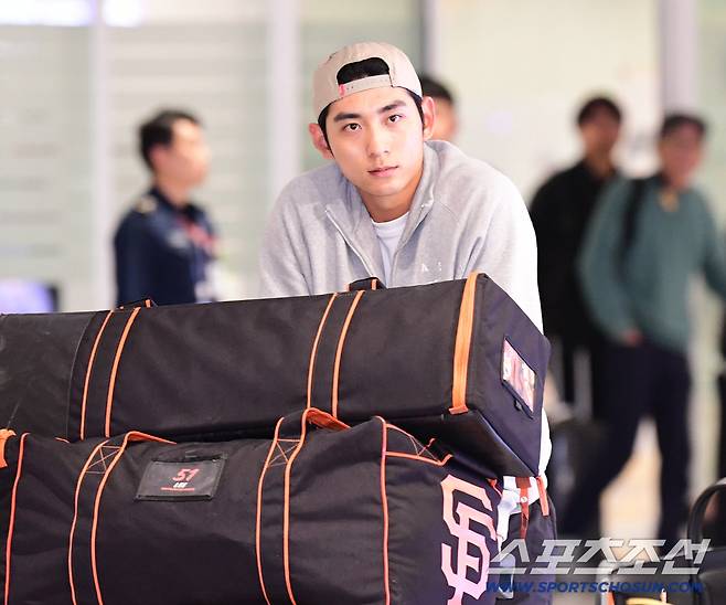 입국장 나서고 있는 이정후.