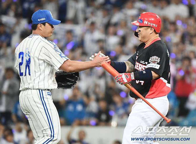30일 대구 라이온즈파크에서 열린 KIA-삼성전. 9회초 오승환이 등판하자 KIA 최형우가 대타로 나와 삼진을 당한 후 포옹하고 있다. 대구=정재근 기자 cjg@sportschosun.com/2025.9.30/