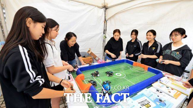 제3회 청소년 진로페스티벌에서 청소년들이 4차산업 기술을 체험하고 있다. /과천시