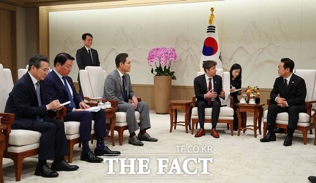 이재명 대통령이 1일 서울 용산 대통령실 청사에서 샘 올트먼 오픈AI 대표를 접견하고 있다. 왼쪽부터 김용범 정책실장, 최태원 SK 대표이사 회장, 이재용 삼성전자 회장, 샘 올트먼 오픈AI 대표, 이 대통령. /뉴시스