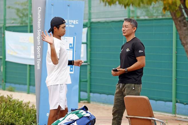 ITF 투어링팀 코치에게 피딩을 받고 있는 김태우