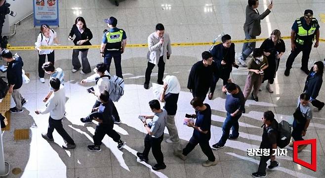 미국 이민 당국에 체포·구금됐다가 석방된 한국인 근로자들이 지난달 12일 오후 인천국제공항을 통해 귀국하고 있다. 풀려난 한국인들은 지난달 4일 미국 조지아주 엘러벨의 현대차그룹-LG에너지솔루션 배터리 합작공장 건설 현장에서 체포·구금된 지 8일 만에 고국 땅을 밟게 됐다. 강진형 기자