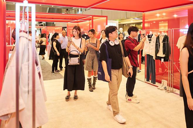 신세계인터내셔날이 싱가포르 파라곤 쇼핑몰에서 연 팝업 스토어에서 현지인 고객들이 스튜디오톰보이, 보브 등 브랜드의 옷을 구경하고 있다. /신세계인터내셔날