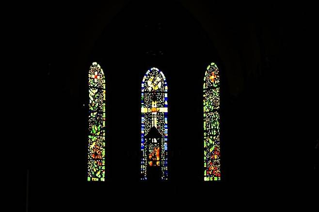 ⓒ제대 뒤의 아름다운 스테인드글라스