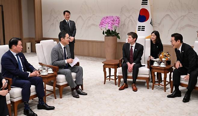 이재명 대통령이 1일 서울 용산 대통령실 청사에서 샘 알트만 오픈AI 대표를 접견하고 있다. 왼쪽부터 최태원 SK 대표이사 회장, 이재용 삼성전자 회장, 샘 알트만 오픈AI 대표, 이 대통령. 대통령실사진기자단