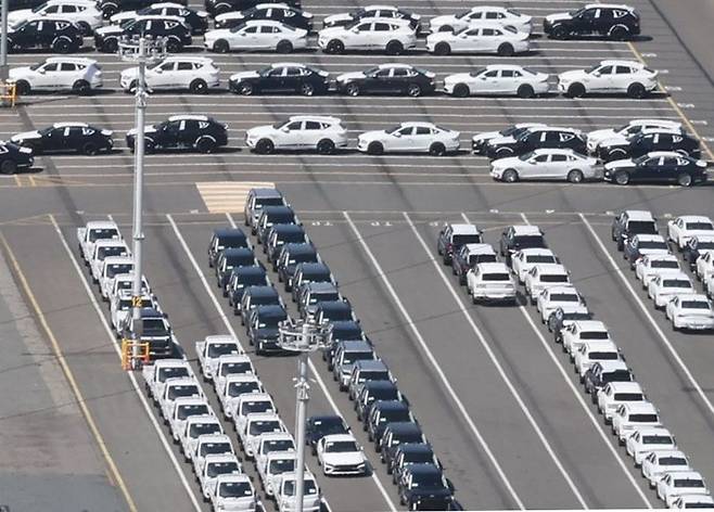 현대차 울산 공장 수출선적부두 옆 야적장에 완성차가 대기하고 있다.