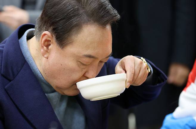 지난 2022년 당시 국민의힘 대선 후보였던 윤석열 전 대통령이 전북 군산시 군산공설시장에서 음식을 먹고 있다. 연합뉴스