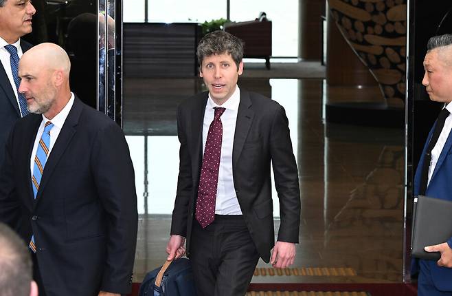 챗GPT 개발업체인 오픈AI의 샘 올트먼 최고경영자(CEO)가 1일 서울 강서구 서울김포비즈니스항공센터(SGBAC)를 통해 방한하고 있다. 연합뉴스