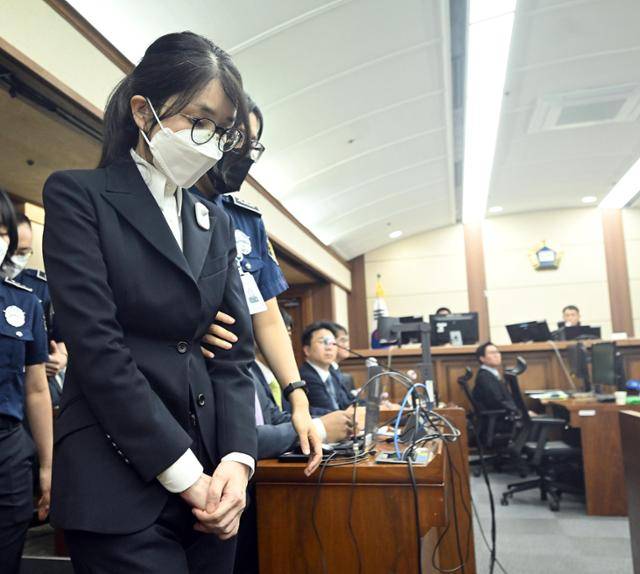 김건희 여사가 지난달 24일 서울 서초구 서울중앙지법에서 열린 첫 재판에 출석하고 있다. 법정 내 검사석에는 민중기 특별검사팀 소속 특검보와 검사들이 착석해 있다. 사진공동취재단