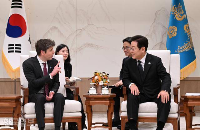 이재명 대통령이 1일 용산 대통령실 청사에서 샘 올트먼 오픈AI 최고경영자(CEO)를 접견하고 있다. 왕태석 선임기자