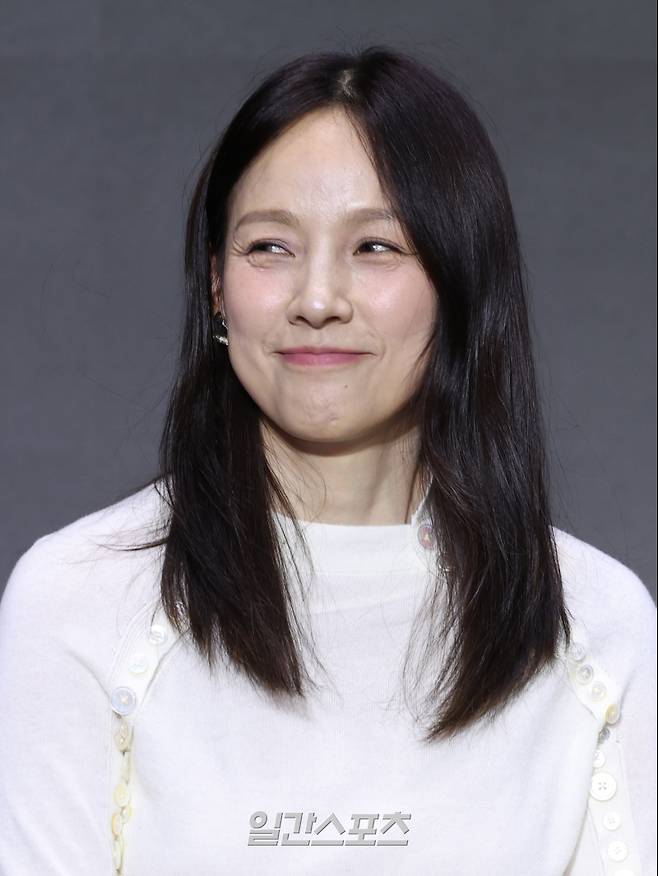 가수 이효리가 1일 오후 서울 광진구 풀만 앰버서더 서울 이스트폴에서 열린 쿠팡플레이 예능 '저스트 메이크업' 제작발표회에 참석해 인사말을 하고 있다. '저스트 메이크업'은 대한민국을 넘어 세계적으로 K-뷰티를 대표하는 메이크업 아티스트들이 자신만의 색깔로 치열하게 맞붙는 초대형 메이크업 서바이벌 프로그램. 오는 3일 저녁 8시 공개. 서병수 기자 qudtn@edaily.co.kr /2025.10.01/