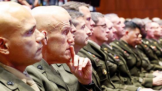 30일(현지시간) 미국 버지니아주 콴티코 해병대 기지에서 열린 전군 지휘관 회의에 참석한 장성들이 도널드 트럼프 대통령의 연설을 경청하고 있다. 로이터=연합뉴스