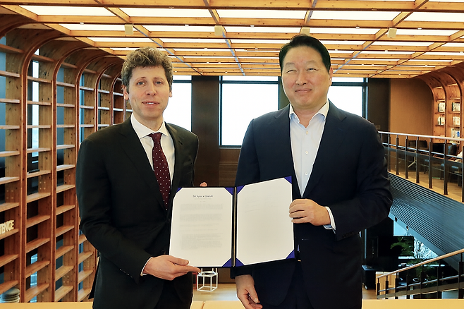 SK Group Chairman Chey Tae-won (right) poses for a photo with OpenAI CEO Sam Altman after signing a memory supply LOI and a memorandum of understanding on cooperation for a Southwest AI data center, held at the SK Group headquarters in Seoul on Wednesday. (SK Group)