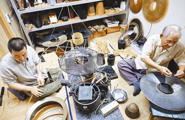 박창영 장인이 지난 13일 전수자인 아들 형박씨와 작업실에서 갓을 만들고 있다. 갓 하나를 완성하기까지 두어 달은 걸리는데, 그 과정은 정성과 인내 없이 불가능하다.