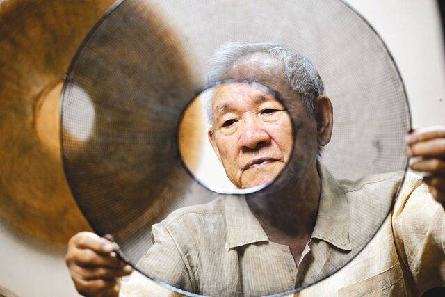 박 장인이 갓의 차양 부분인 양태를 살펴보고 있다.