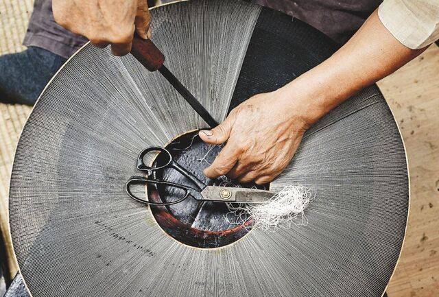 양태에 명주실을 붙일 때 인두와 아교를 이용해 한 가닥씩 입힌다.