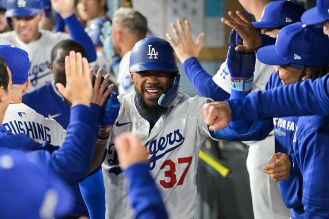 LA다저스 오타니 쇼헤이와 테오스카 에르난데스의 멀티 홈런으로 팀을 승리로 이끌었다. 사진은 1일(한국시각) 미국 캘리포니아주 로스앤젤레스 다저스타디움에서 열린 신시내티 레즈와의 내셔널리그(NL) WC시리즈 1차전에 출전한 에르난데스의 모습. /사진=로이터
