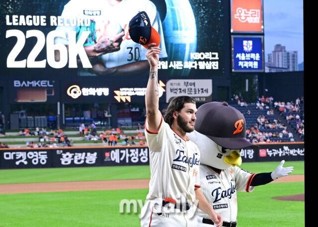 2025년 9월 26일 오후 대전 한화생명 볼파크에서 열린 '2025 신한 SOL뱅크 KBO 리그' LG 트윈스와 한화 이글스의 경기. 한화 폰세가 226K 단일시즌 최다 탈삼진 수상을 한 뒤 기뻐하고 있다./마이데일리