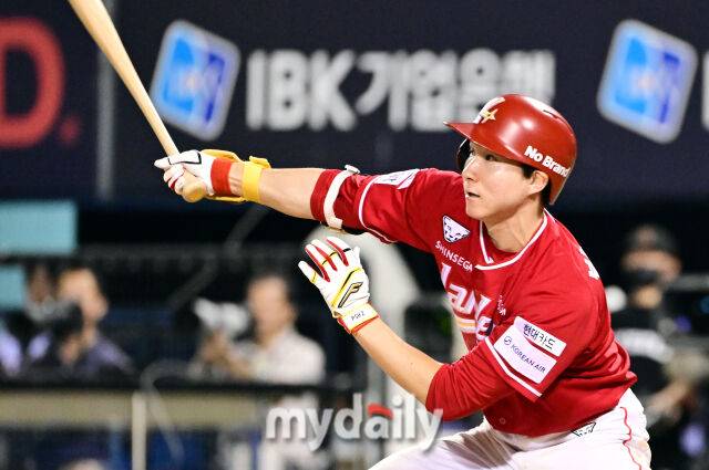 7일 오후 서울 잠실야구장에서 진행된 '2025 신한 SOL뱅크 KBO 리그' SSG-LG의 경기. SSG 박성한이 8회 2사 2,3루에서 2타점 적시타를 때리고 있다./마이데일리