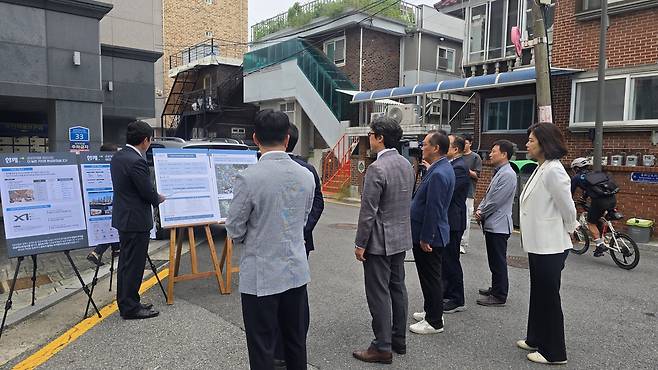 지난달 30일 국토교통부 관계자와 중화5구역 주민대표회의 위원들이 박현근 LH 서울지역본부장의 브리핑을 듣고 있다. 홍승희 기자