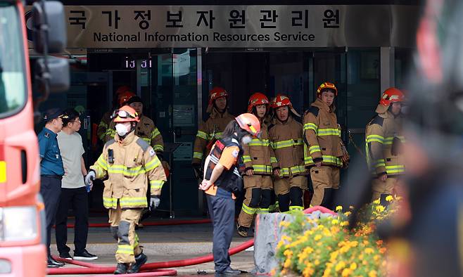 지난 9월 27일 대전 유성구 국가정보자원관리원(국정자원)에서 소방대원이 불에 탄 배터리를 살피고 있다. 연합뉴스