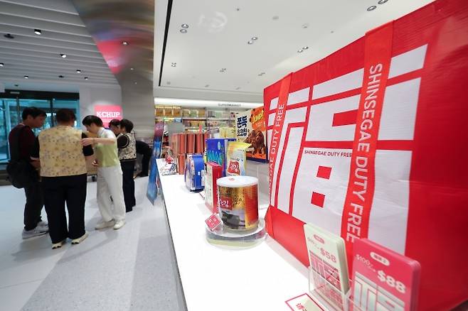 ‘무비자 특수’ 중국인 관광객 겨냥하는 유통가 - 중국 단체관광객 무비자 입국 정책에 따라 주요 유통 매장들이 관광객 수요에 맞춘 행사 및 제품들을 준비하는 가운데 30일 서울 중구 신세계면세점 명동점에 ‘복(福)’ 글자가 새겨진 친환경 가방 ‘포춘백’이 진열되어 있다. 2025.9.30 연합뉴스