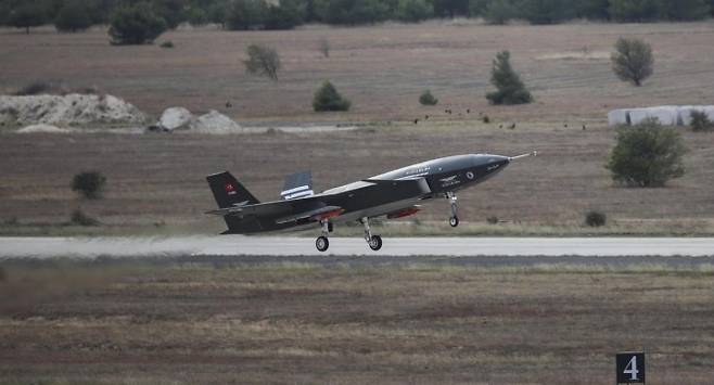 튀르키예가 개발한 무인전투기 바이락타르 크즐엘마가 톨룬(TOLUN) 정밀유도폭탄을 장착한 채 활주로를 이륙하고 있다. 바이카르 제공