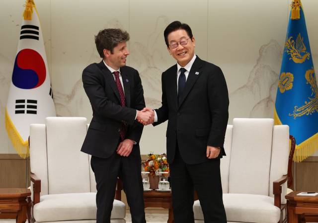 이재명 대통령이 1일 서울 용산 대통령실에서 오픈AI 샘 올트먼 최고경영자(CEO) 악수하고 있다. 연합뉴스