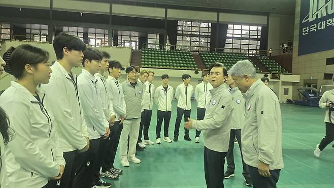 1일 단국대 천안캠퍼스 체육관에서 김태흠 지사가 선수들을 응원하고 있다. ⓒ시사저널 박인옥