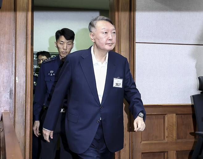 윤석열 전 대통령이 지난달 26일 서울 서초구 서울중앙지법에서 열린 특수공무집행방해, 직권남용 권리행사방해 등 혐의 사건 1차 공판에 출석하고 있다. ⓒ연합뉴스