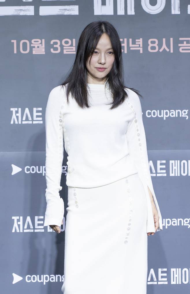 이효리가 1년 9개월 만에 단독 진행자로 나선다. 이효리는 1일 쿠팡플레이 ‘저스트 메이크업’의 제작발표회에 참석해 서바이벌 예능 프로그램 선배 진행자인 전현무와 김성주의 스타일을 참고했다고 밝혔다. 사진제공|쿠팡플레이