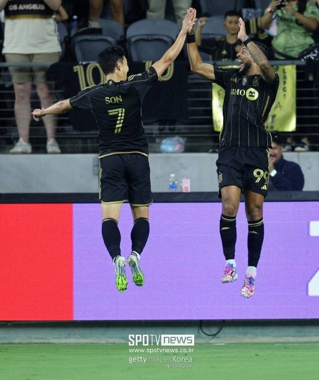 ▲ 페널티킥을 두고 오간 짧은 대화는 단순한 장면이 아니었다. 팀을 위해 서로를 위해 배려하는 그 마음이 담겼다. 손흥민과 부앙가의 ‘흥부 듀오’는 MLS 최강 공격 콤비로 불리기 시작했다. LAFC의 우승 도전이 어떤 팀보다 설득력을 갖는 이유다.