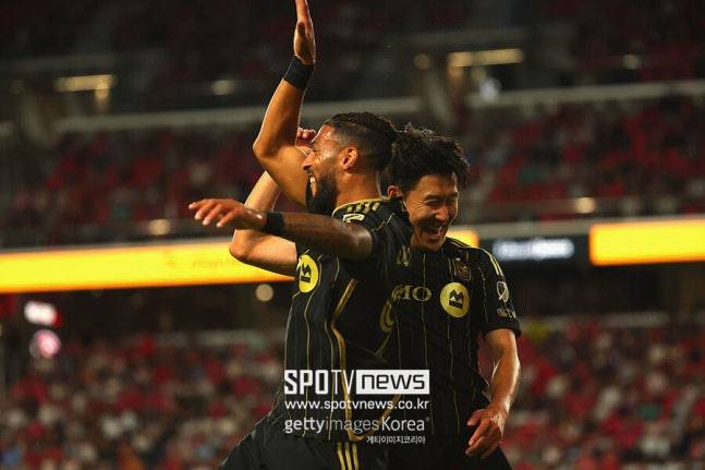 ▲ 페널티킥을 두고 오간 짧은 대화는 단순한 장면이 아니었다. 팀을 위해 서로를 위해 배려하는 그 마음이 담겼다. 손흥민과 부앙가의 ‘흥부 듀오’는 MLS 최강 공격 콤비로 불리기 시작했다. LAFC의 우승 도전이 어떤 팀보다 설득력을 갖는 이유다.