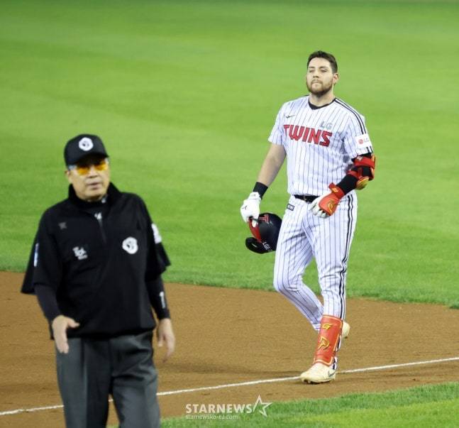 LG 오스틴이 30일 잠실야구장에서 열리는 2025KBO리그 LG트윈스와 두산베어스 경기 6회말 1사 1루에서 병살타로 물러나며 아쉬워하고 있다. /사진=강영조 선임기자