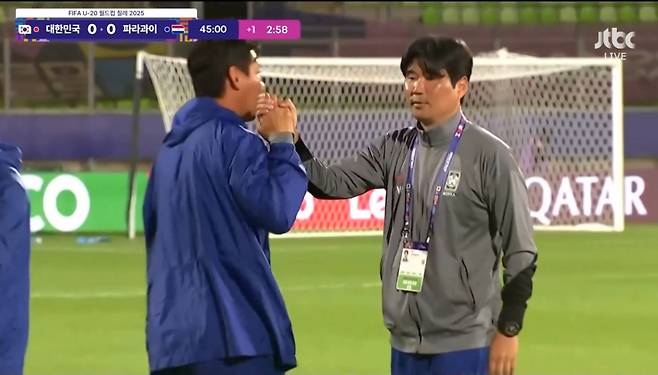 FVS 시스템을 활용해 비디오 판독을 요청한 뒤 상대 퇴장이 확정되자 코칭스태프와 하이파이브하고 있는 이창원 U-20 대표팀 감독. /사진=중계화면 캡처